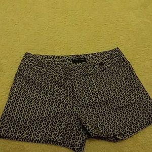 Banana Republic Shorts. Beige and black pattern.